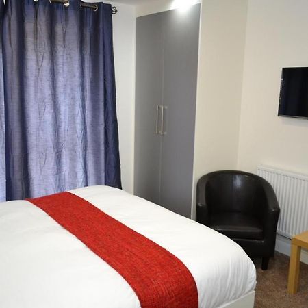 Bed and Breakfast Heathrow Travellers Hub à Hounslow Extérieur photo