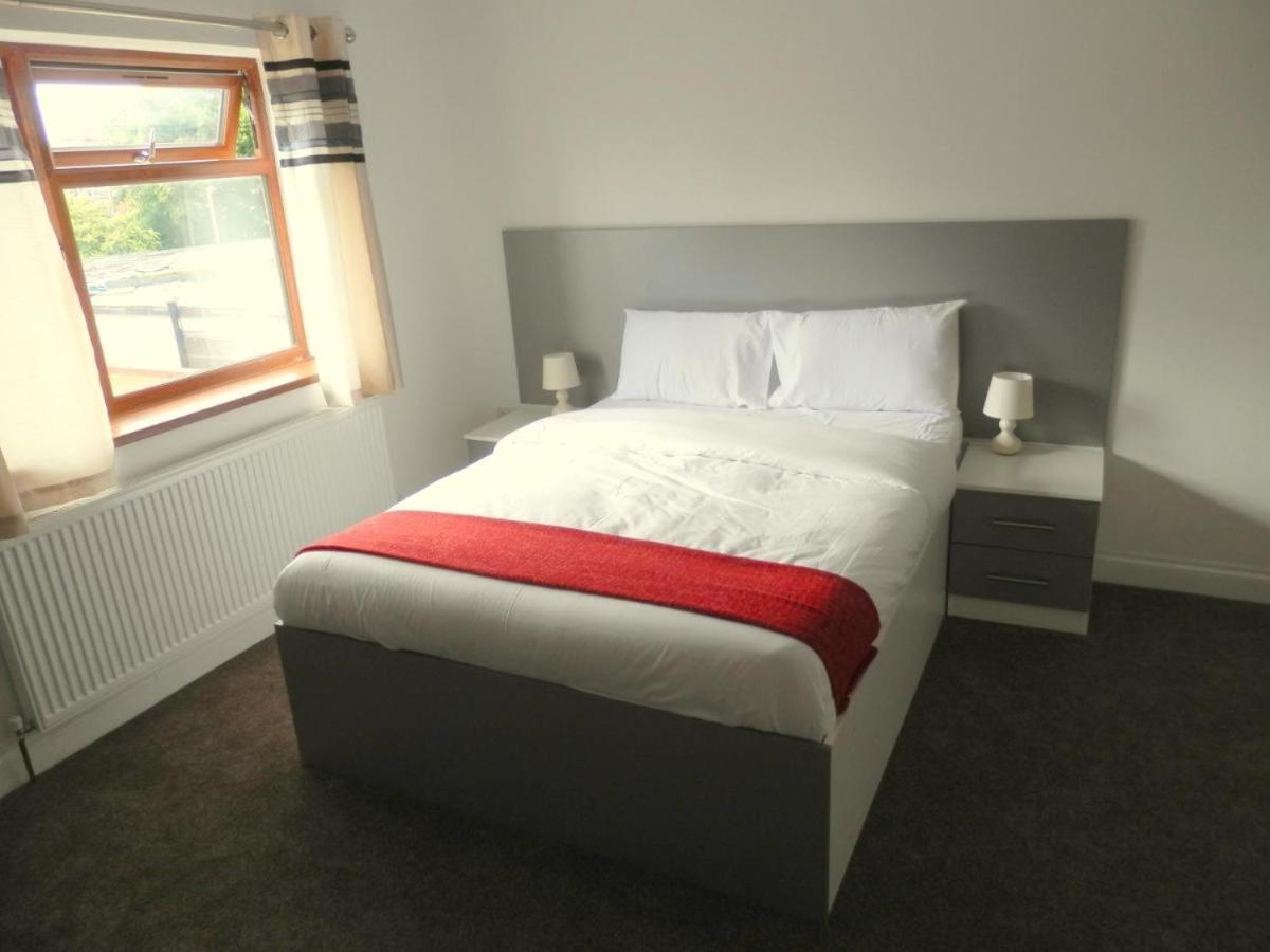 Bed and Breakfast Heathrow Travellers Hub à Hounslow Extérieur photo