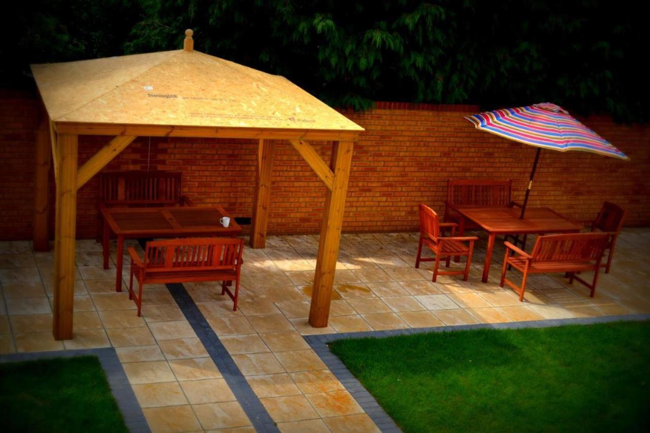 Bed and Breakfast Heathrow Travellers Hub à Hounslow Extérieur photo
