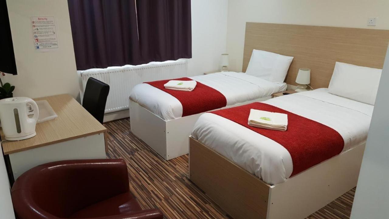 Bed and Breakfast Heathrow Travellers Hub à Hounslow Extérieur photo