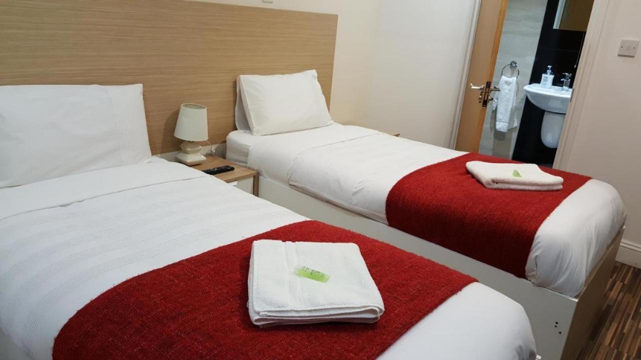 Bed and Breakfast Heathrow Travellers Hub à Hounslow Extérieur photo
