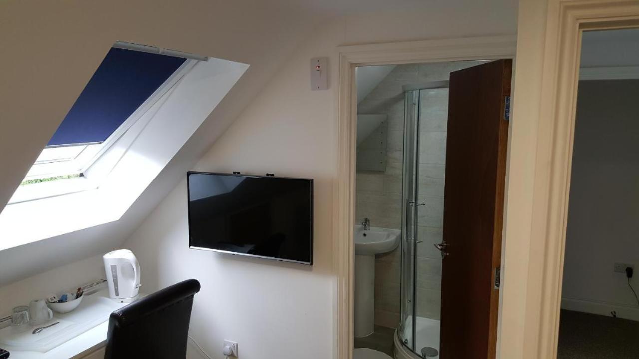 Bed and Breakfast Heathrow Travellers Hub à Hounslow Extérieur photo