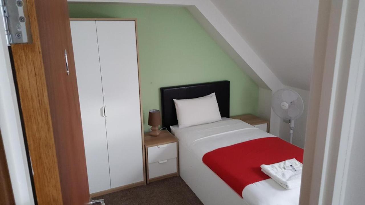 Bed and Breakfast Heathrow Travellers Hub à Hounslow Extérieur photo