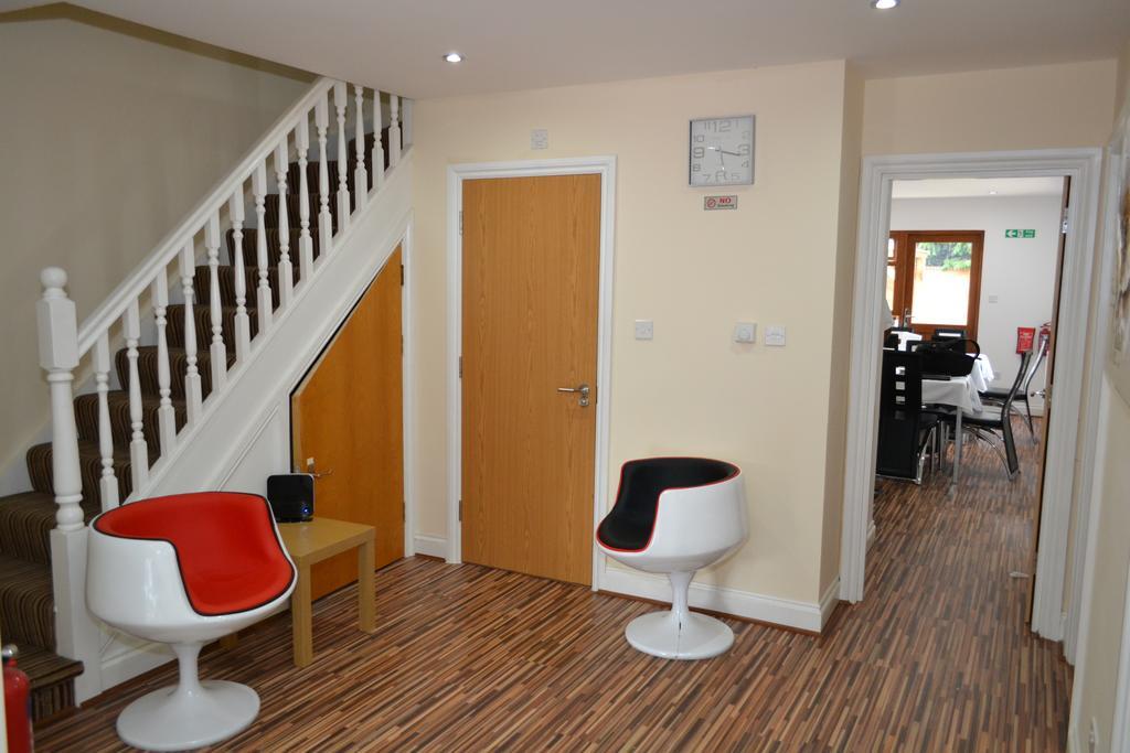 Bed and Breakfast Heathrow Travellers Hub à Hounslow Extérieur photo