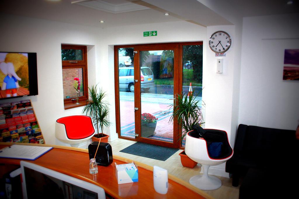 Bed and Breakfast Heathrow Travellers Hub à Hounslow Extérieur photo