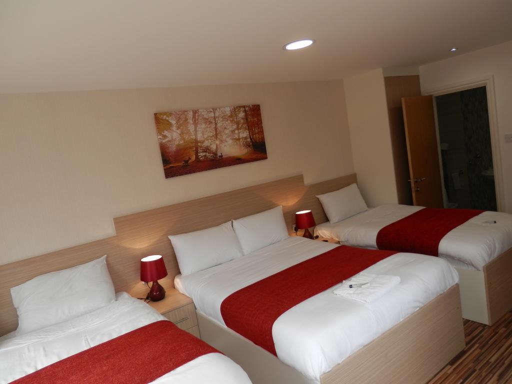 Bed and Breakfast Heathrow Travellers Hub à Hounslow Extérieur photo