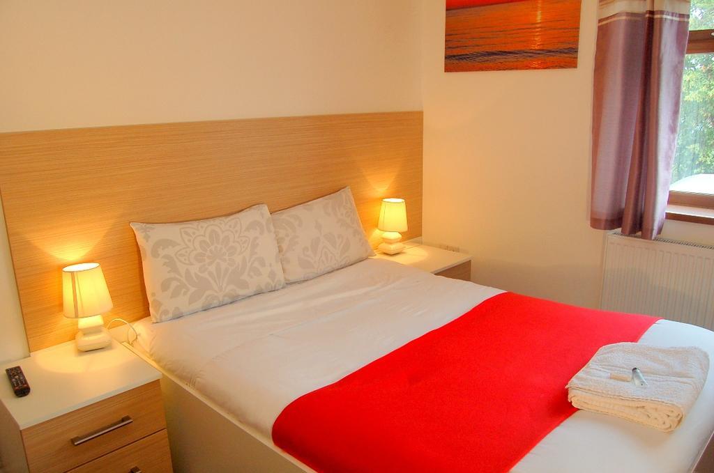 Bed and Breakfast Heathrow Travellers Hub à Hounslow Extérieur photo