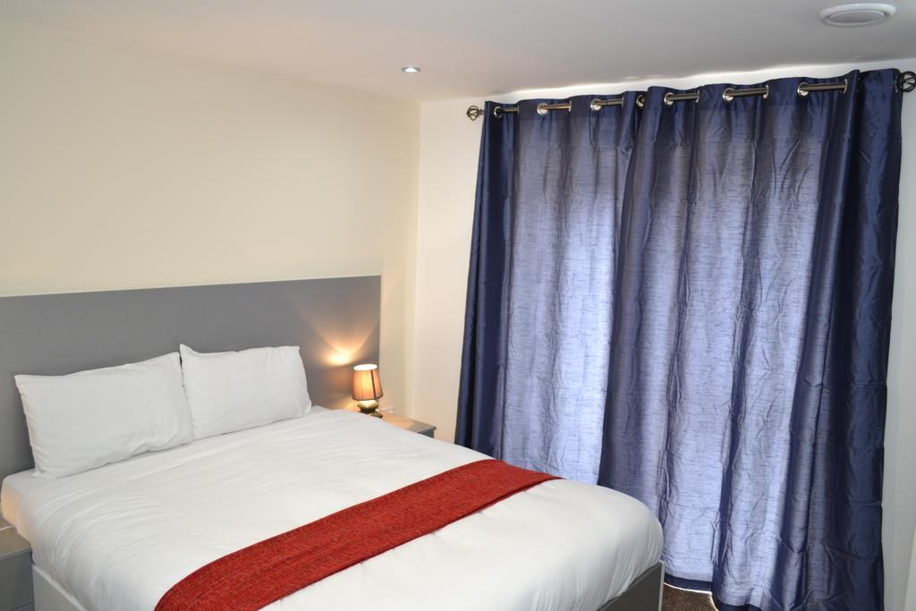 Bed and Breakfast Heathrow Travellers Hub à Hounslow Extérieur photo