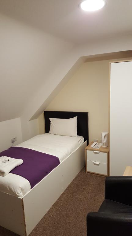 Bed and Breakfast Heathrow Travellers Hub à Hounslow Extérieur photo