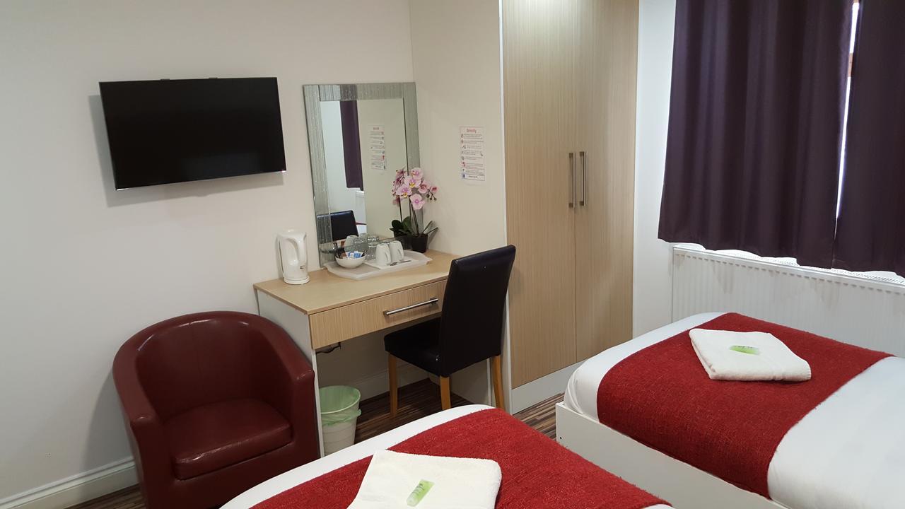 Bed and Breakfast Heathrow Travellers Hub à Hounslow Extérieur photo