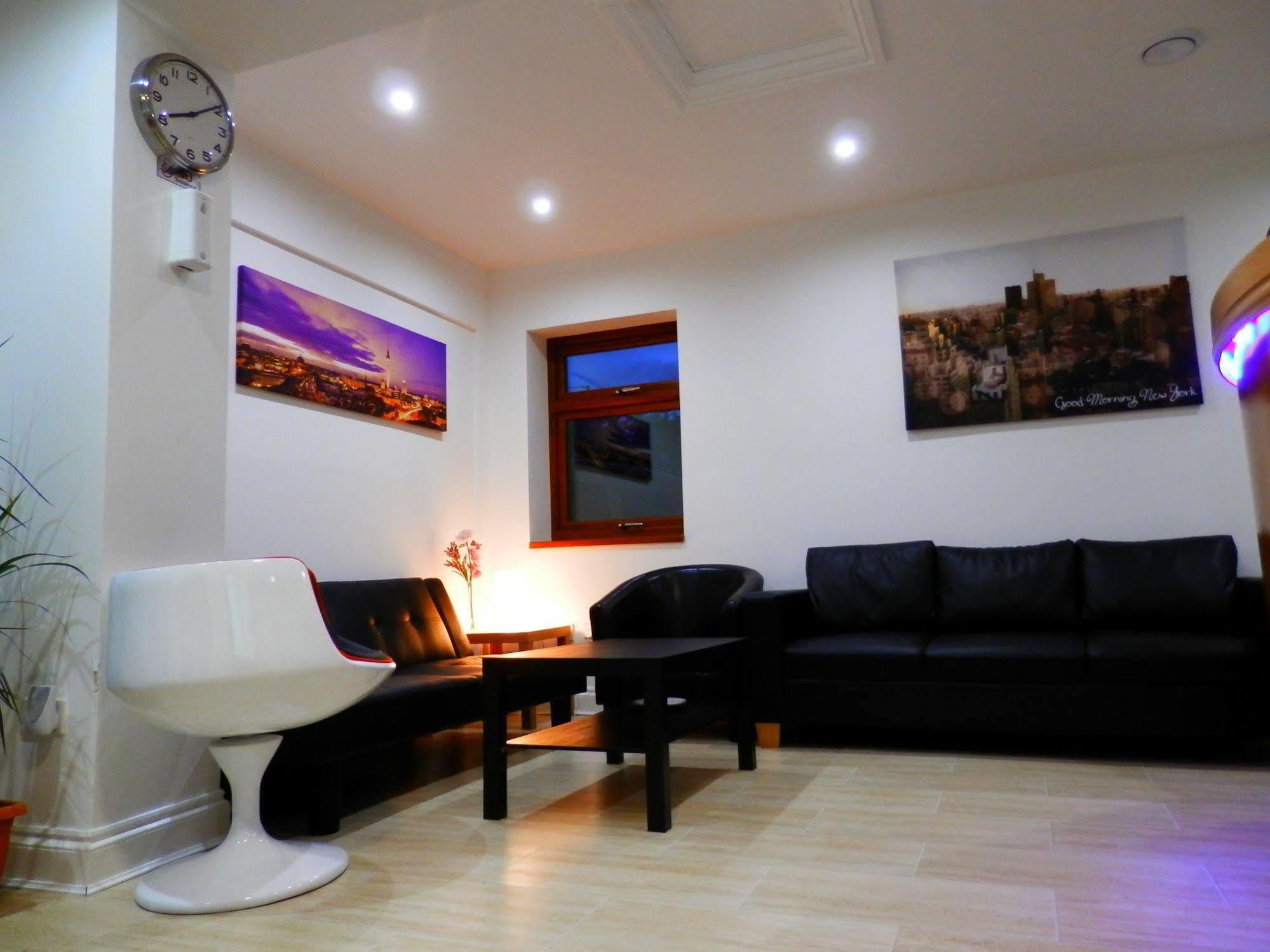 Bed and Breakfast Heathrow Travellers Hub à Hounslow Extérieur photo