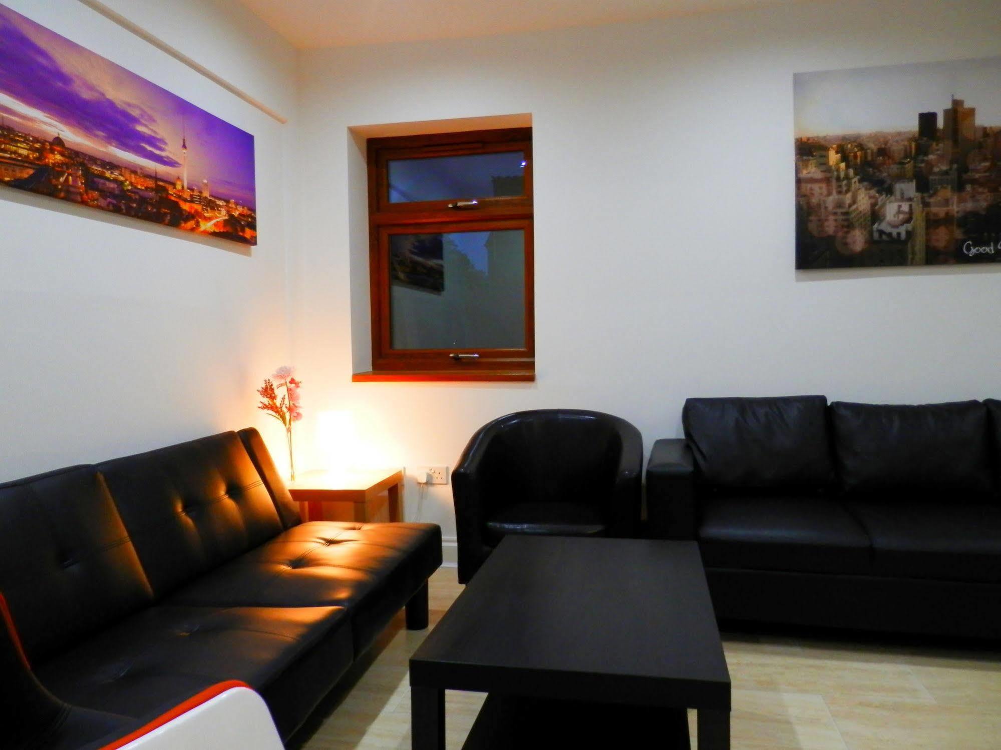 Bed and Breakfast Heathrow Travellers Hub à Hounslow Extérieur photo
