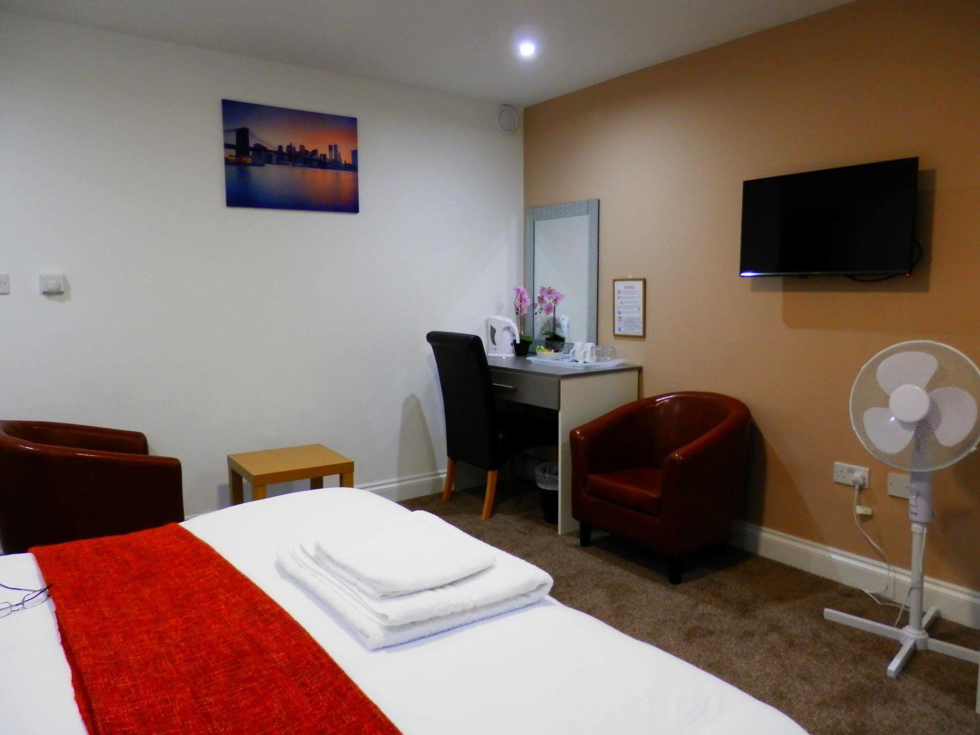 Bed and Breakfast Heathrow Travellers Hub à Hounslow Extérieur photo