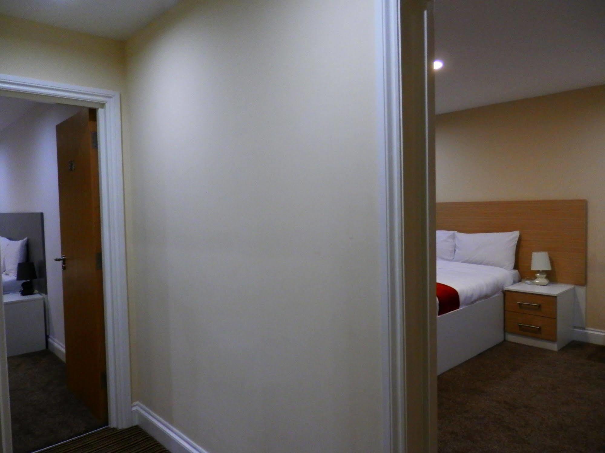 Bed and Breakfast Heathrow Travellers Hub à Hounslow Extérieur photo