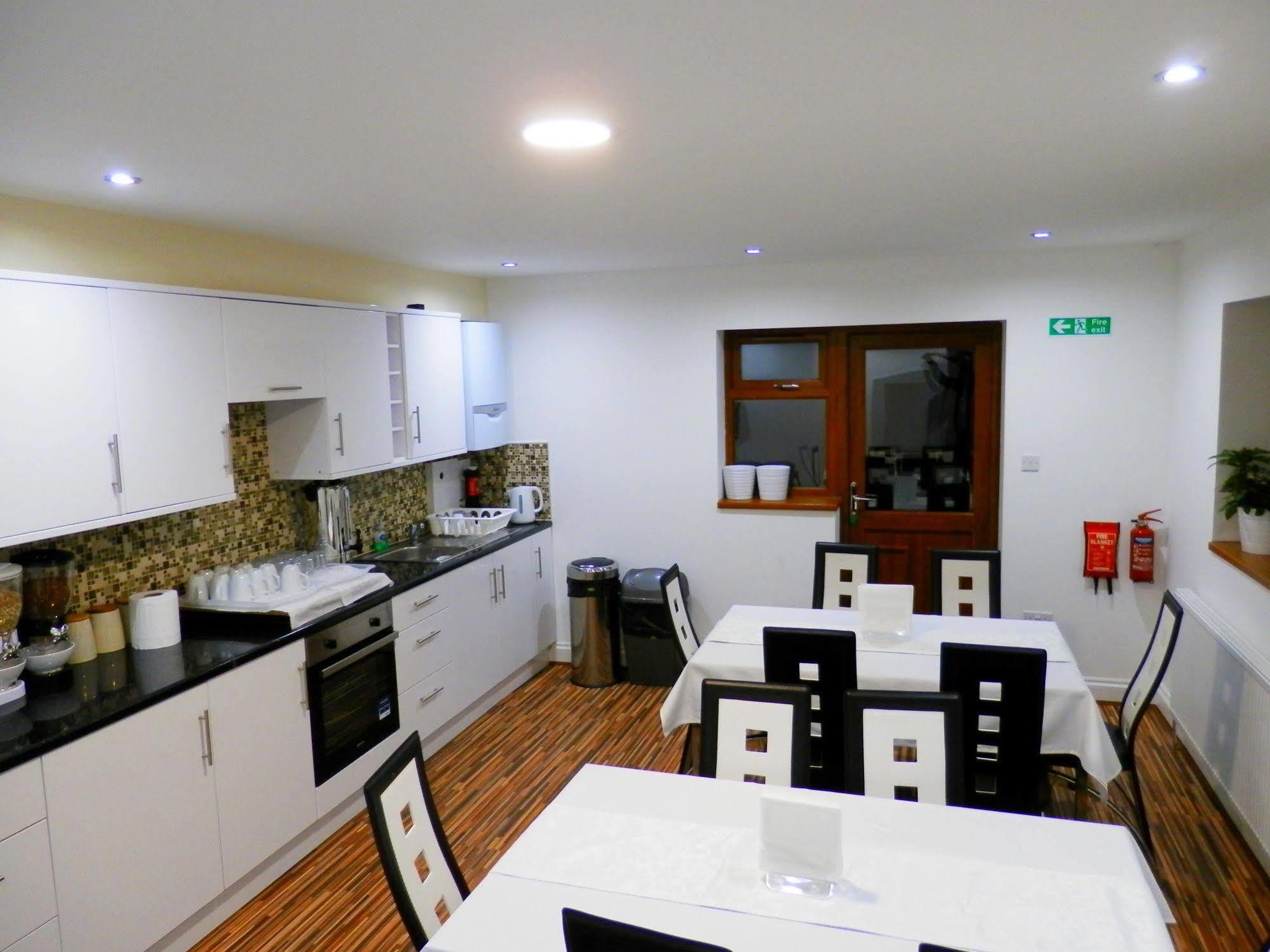 Bed and Breakfast Heathrow Travellers Hub à Hounslow Extérieur photo