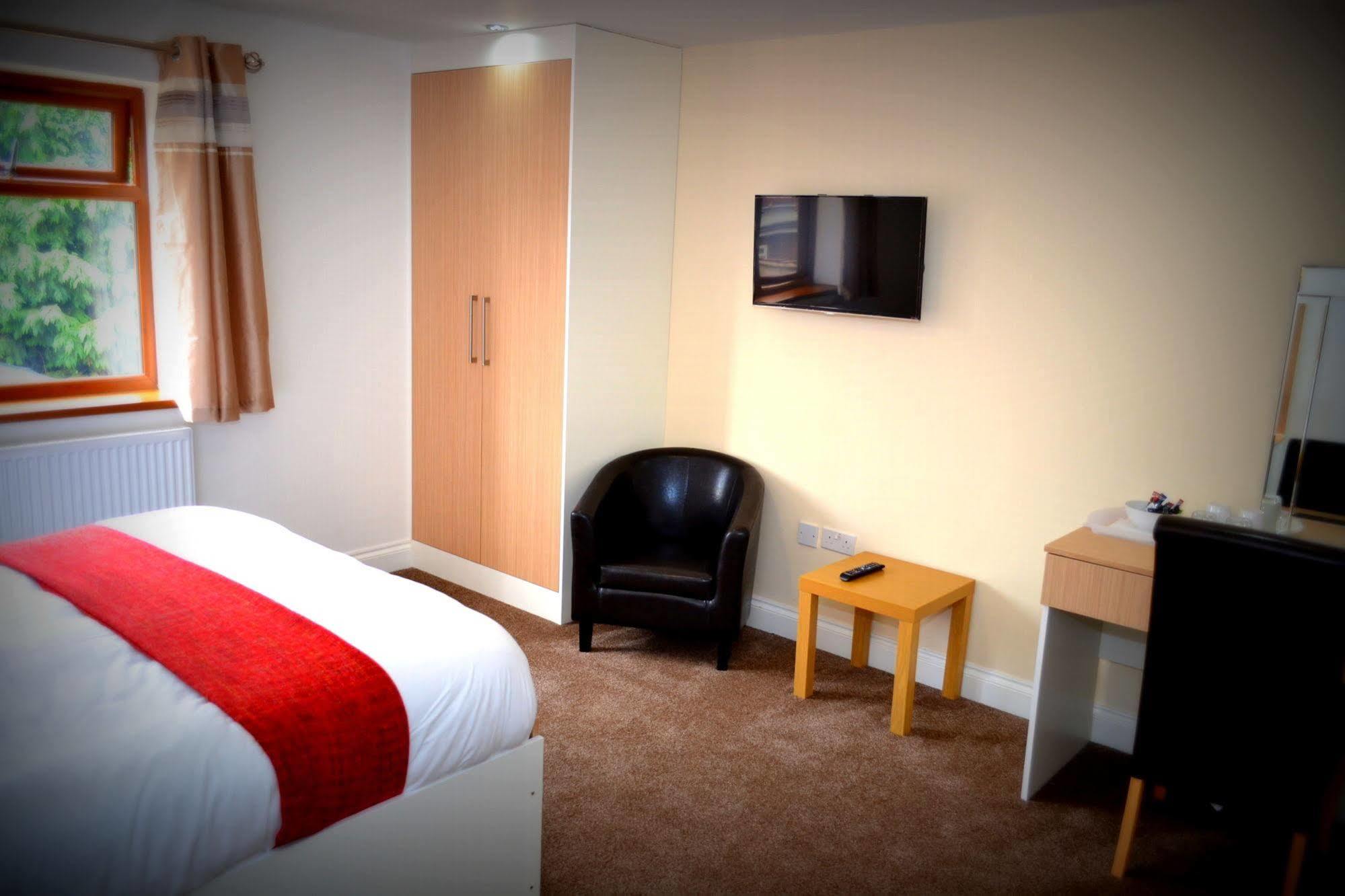 Bed and Breakfast Heathrow Travellers Hub à Hounslow Extérieur photo