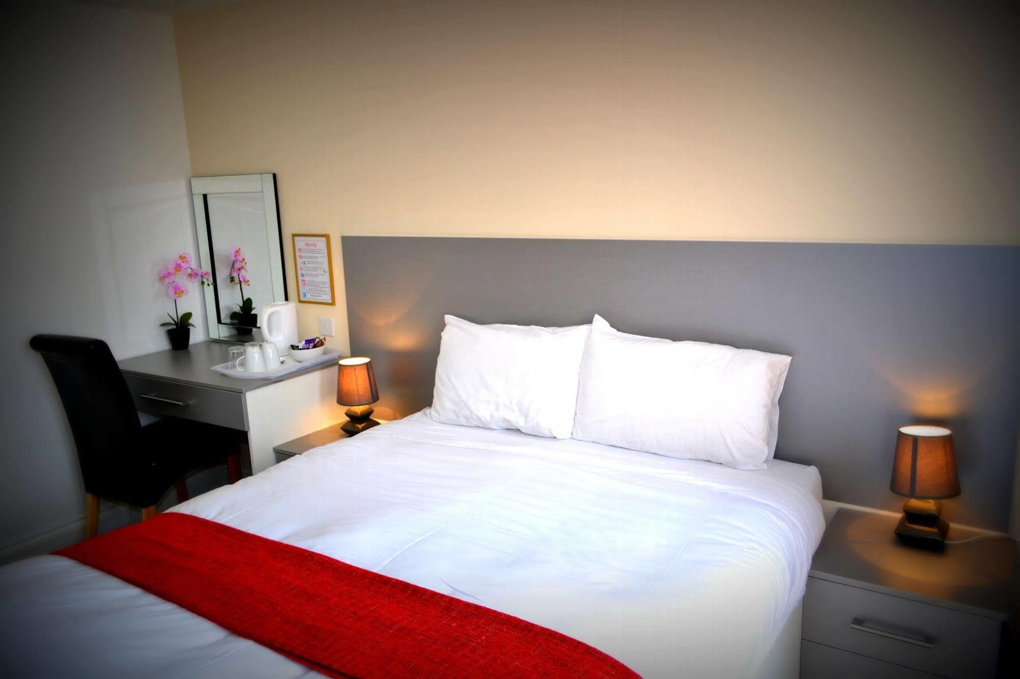 Bed and Breakfast Heathrow Travellers Hub à Hounslow Extérieur photo