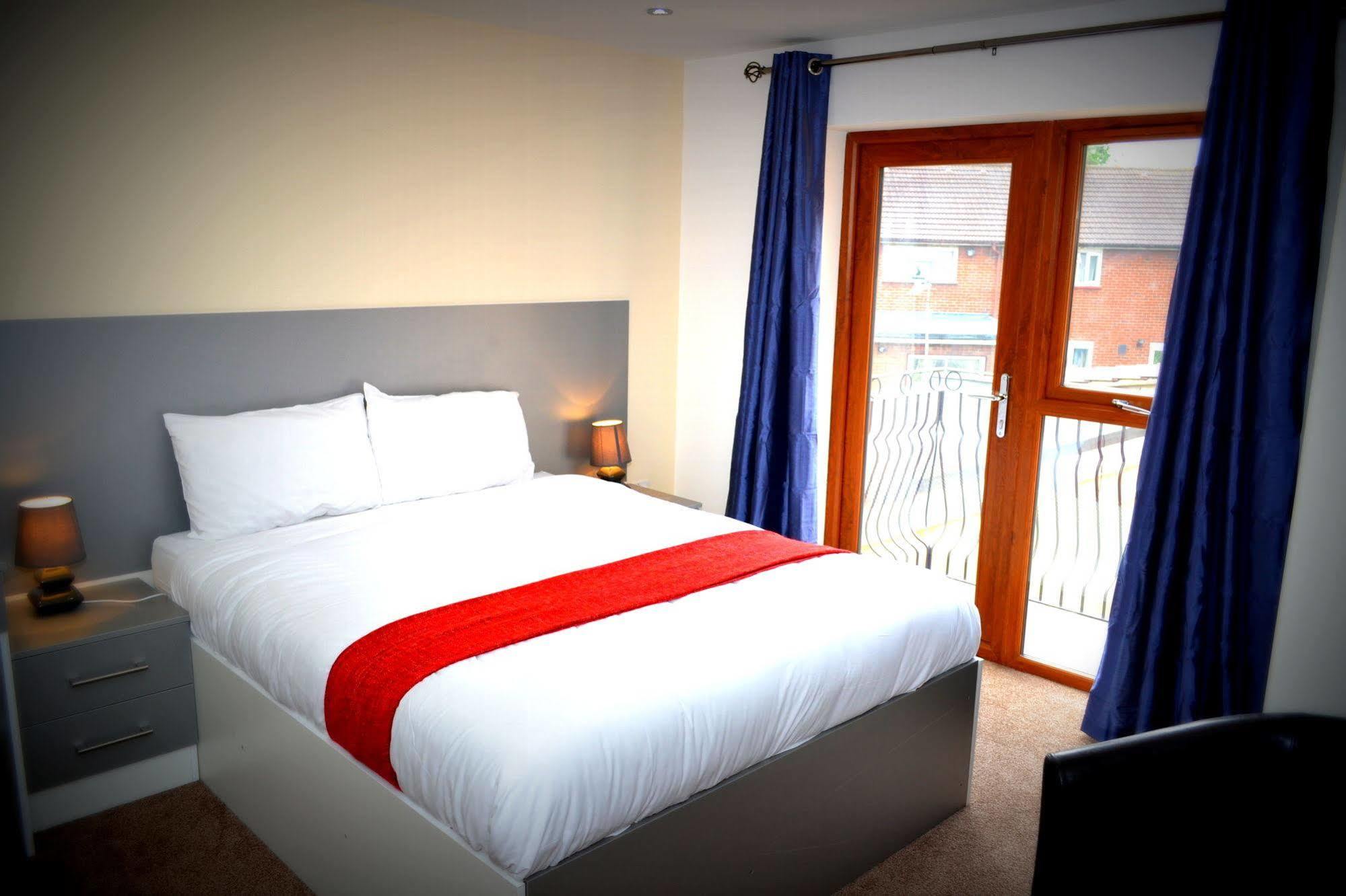 Bed and Breakfast Heathrow Travellers Hub à Hounslow Extérieur photo