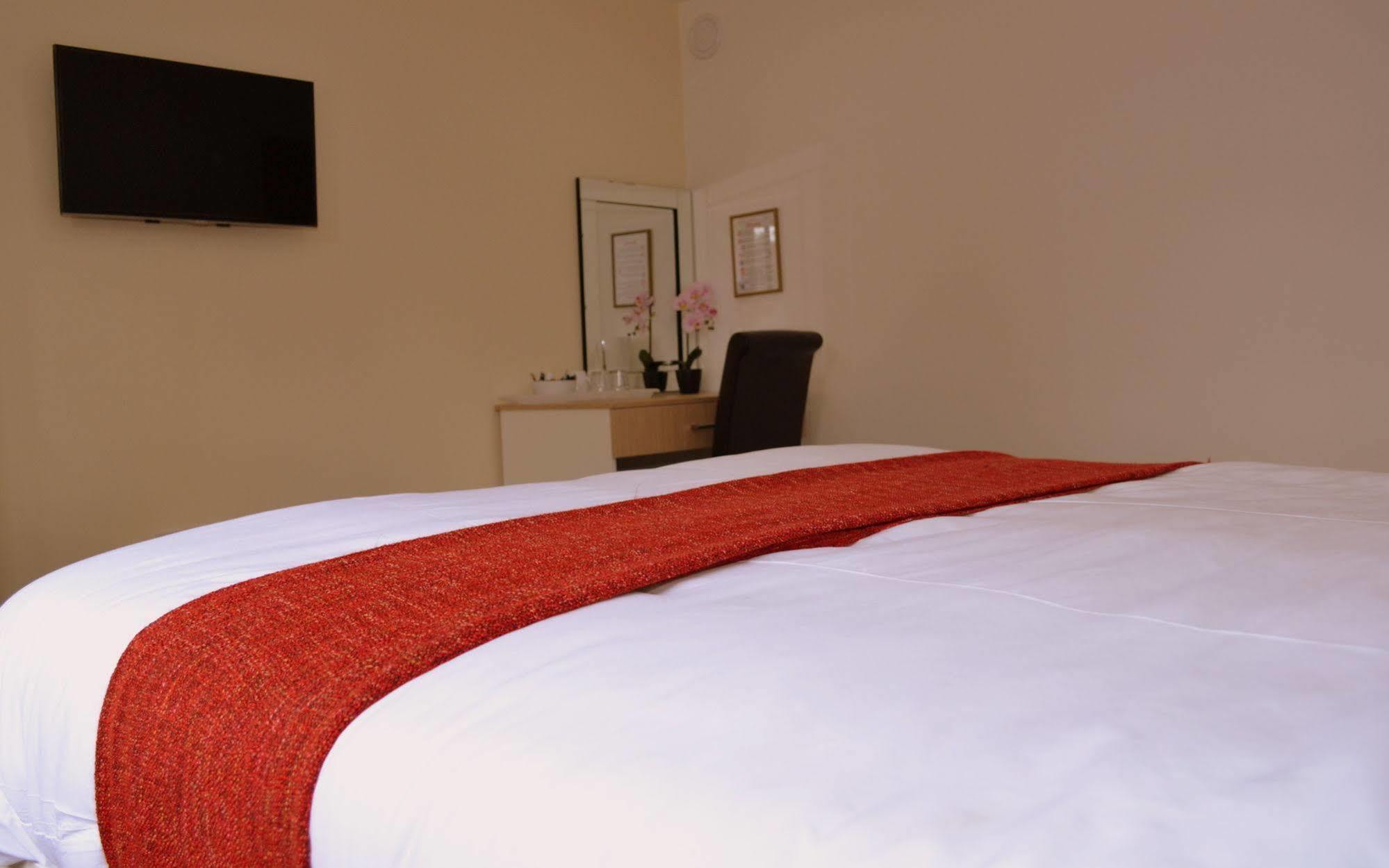 Bed and Breakfast Heathrow Travellers Hub à Hounslow Extérieur photo