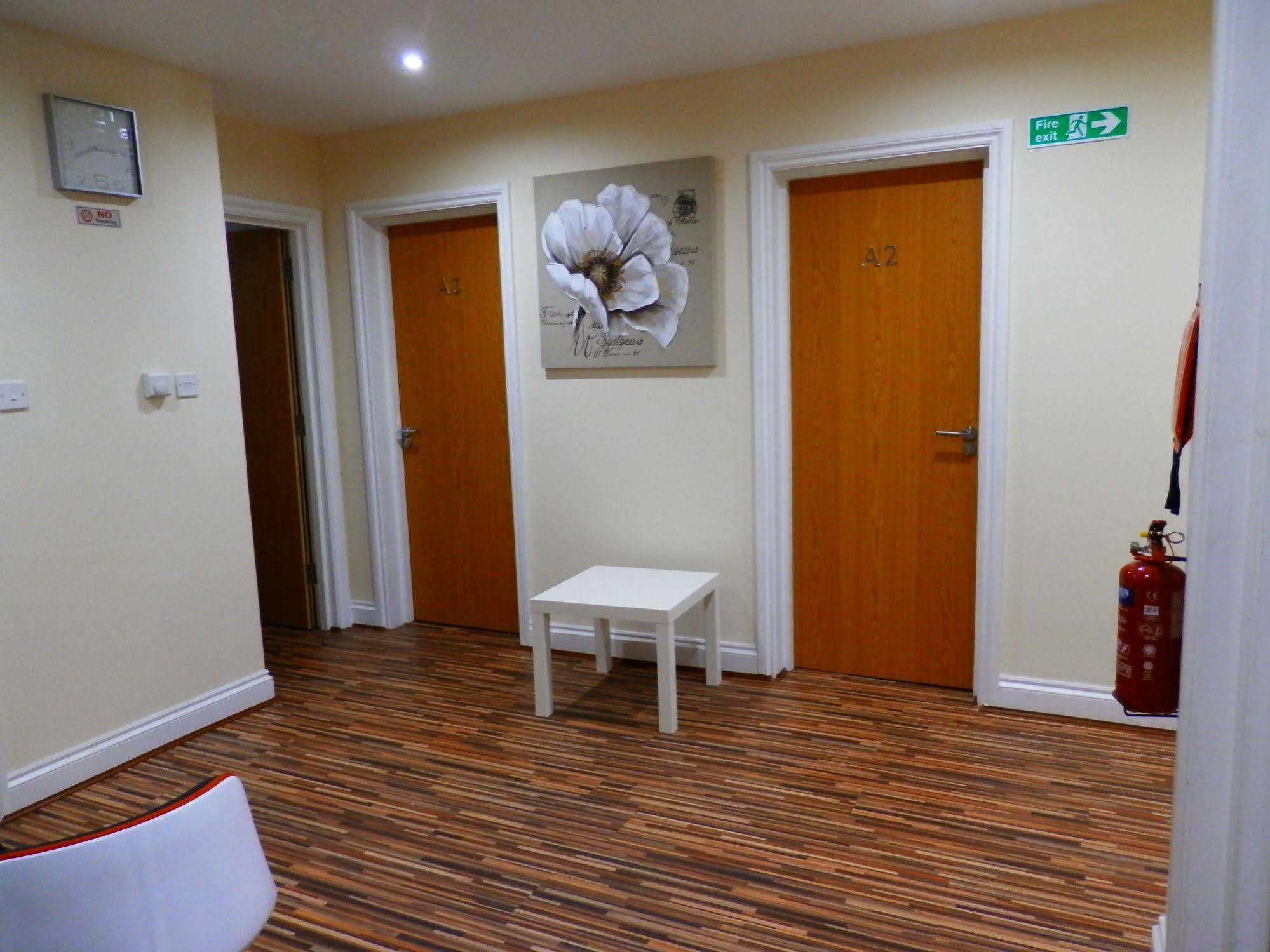 Bed and Breakfast Heathrow Travellers Hub à Hounslow Extérieur photo